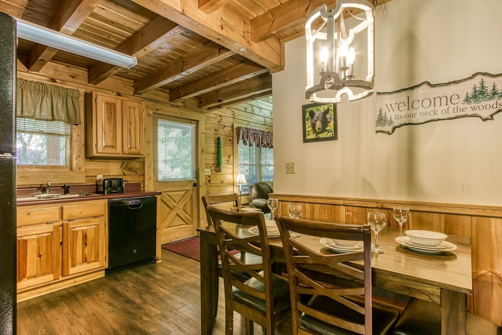 Er251 - Happy Haven - Great Location And Close To All The Attractions! 2 Bedroom Cabin by RedAwning view 5