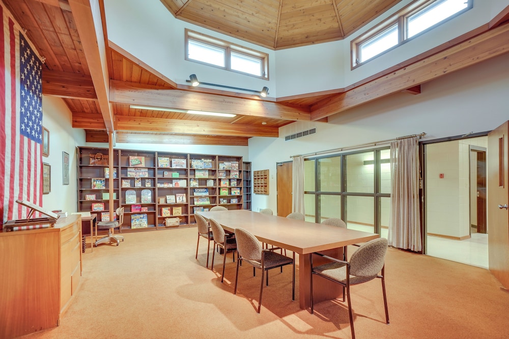 Grand Rural Wisconsin Retreat: Full Indoor Gym