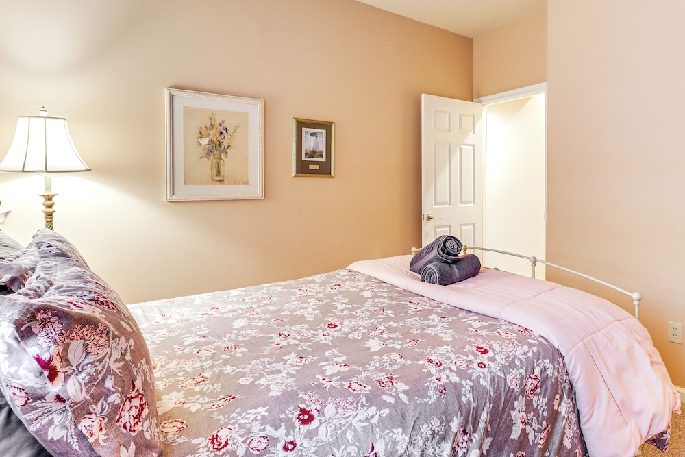 Boulder Lake Access: Townhome w/ Deck!