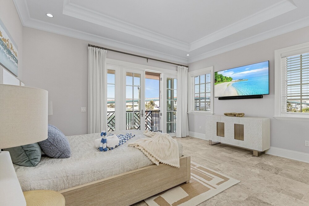 260 Coastal Luxe Retreat: 5bd/4.5ba, Pool & Spa, Water Views 5 Bedroom Home