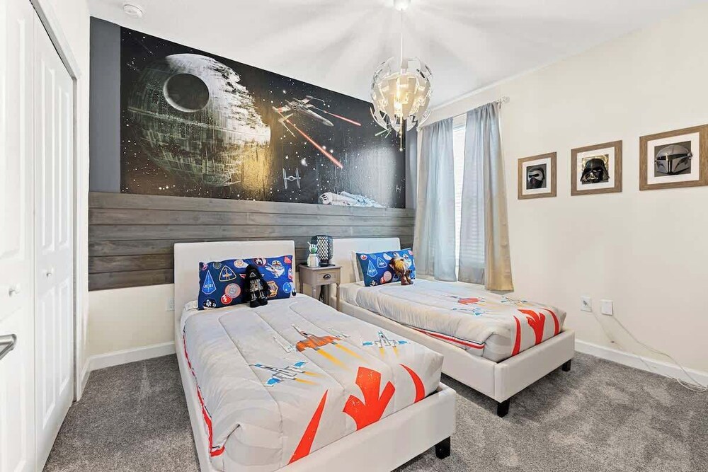 Sophisticated 6BR at Storey Lake