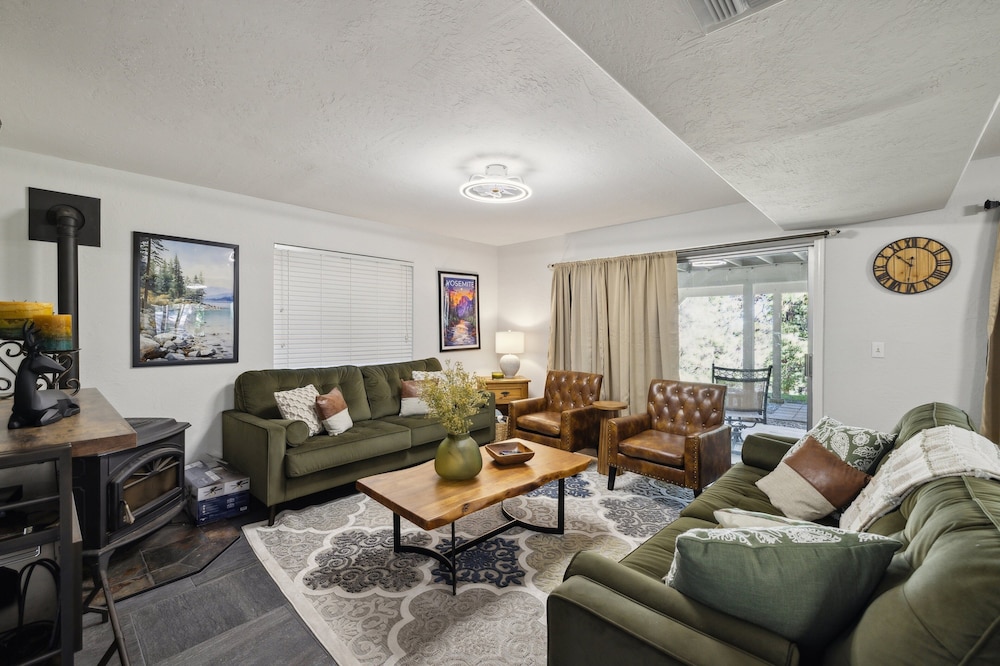 Whispering Pines Retreat 5 Bedroom Home by Yosemite Region Resorts