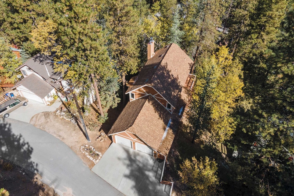 5bdr Stay w/ Fireplace, Game Room & Family-friendly Amenities Arrowhead Chalet by Avantstay