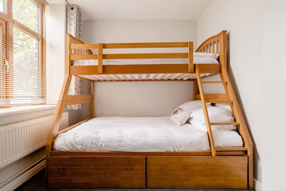 Oldmill-2bed-sleeps6-hottub-privategarden view 3