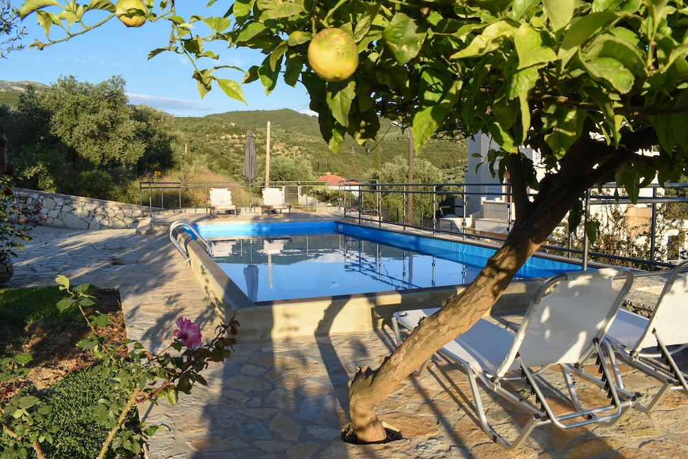 Majestic Chateau - Spectacular Seascapes & Pool