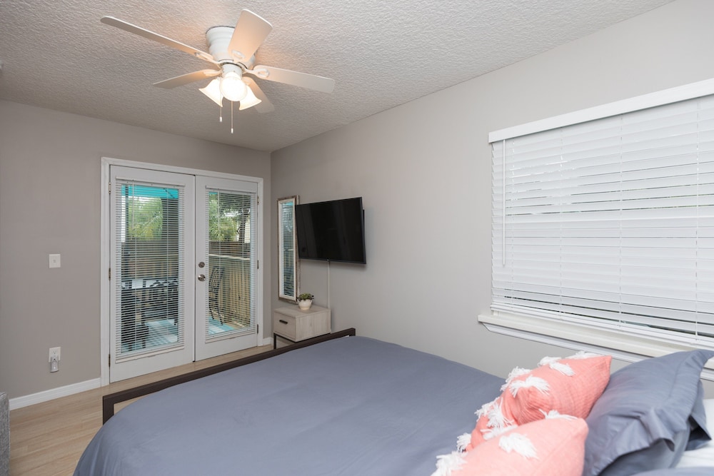 Charming Downtown Cottage 3 Bedroom Home
