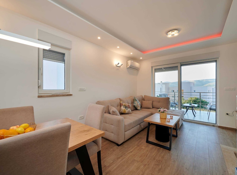 Exclusive Okrug Gornji Apartment With Shared Pool
