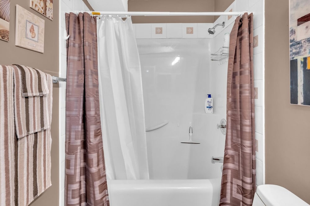 52-3 Bed Suite on Lake Central A C By Airport