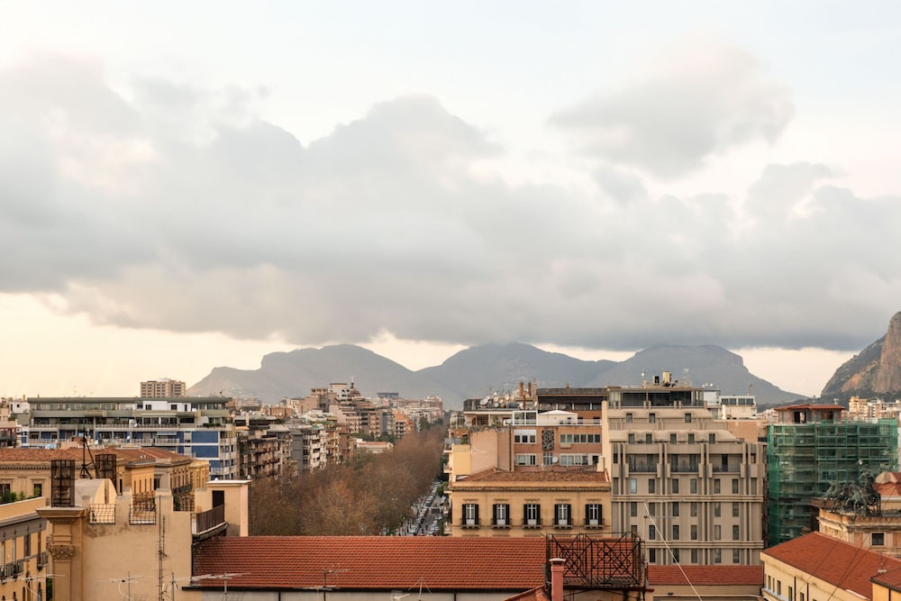 Ruggero City View Apartment by Wonderful Italy