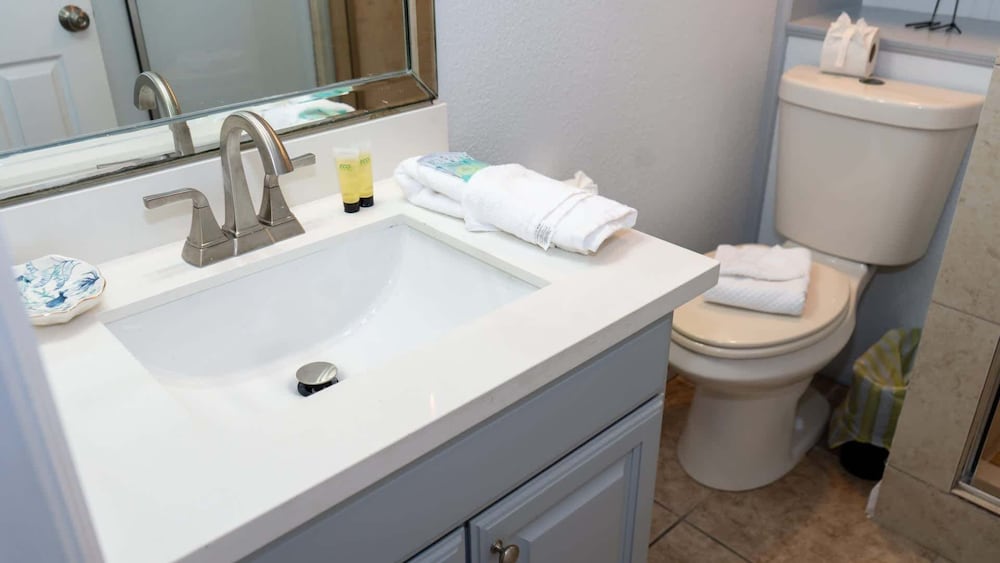 Sleeps 10 Direct Beach Heated Pool 3 Bedroom Apts