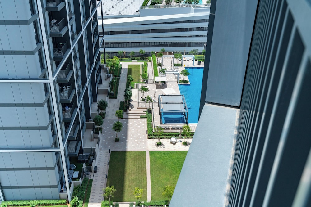 GLOBALSTAY. Creek Edge Tower Apartments