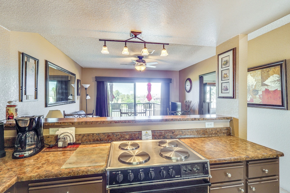 London Bridge Views: Havasu Condo on Golf Course
