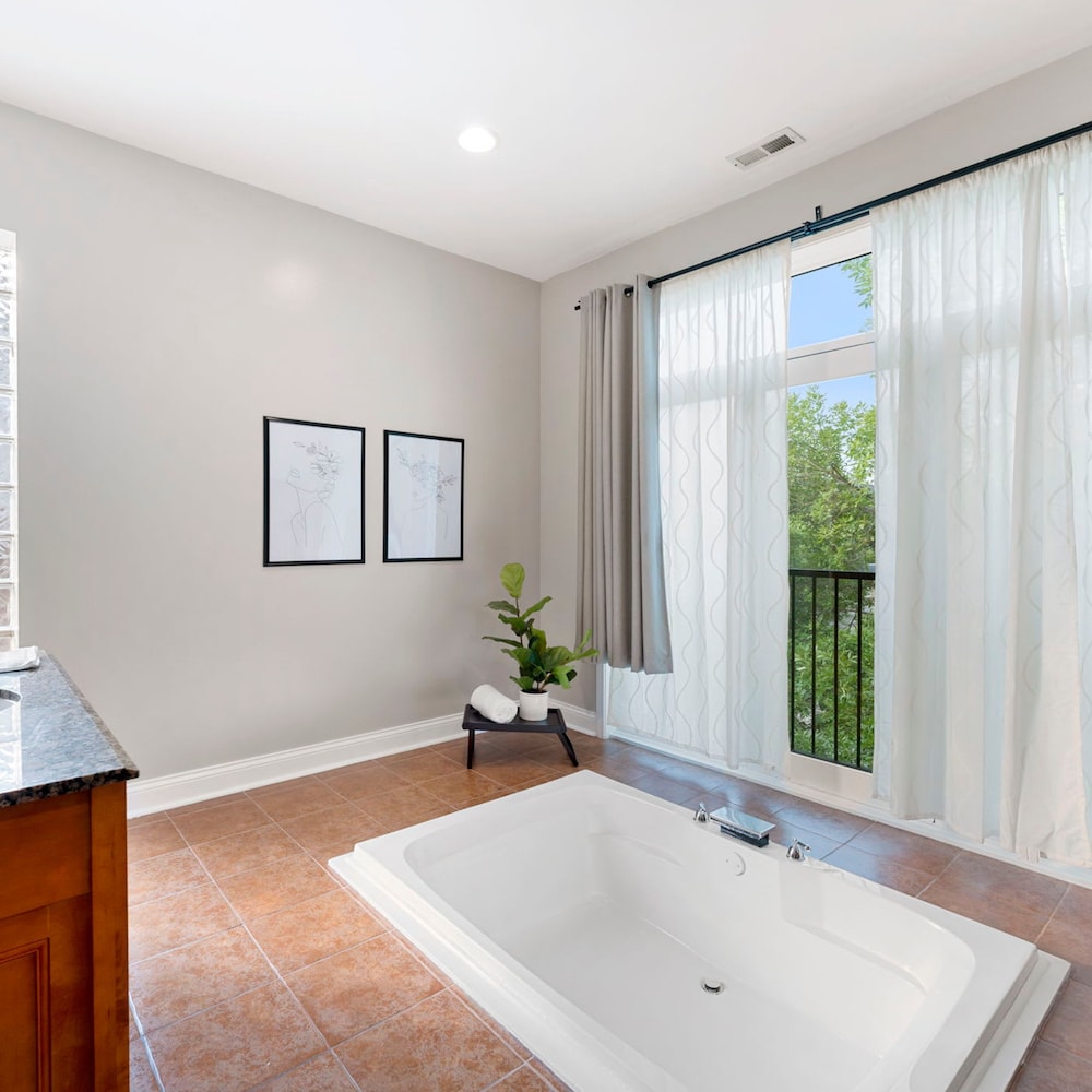 Spacious Luxury Retreat 8 Bed Oasis With 6 Baths