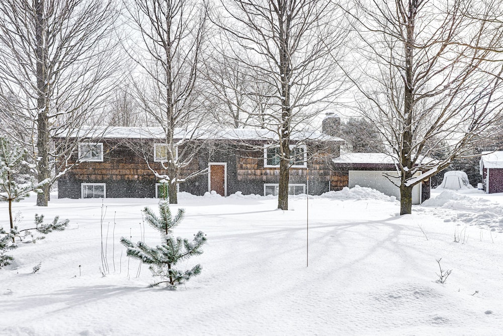 Fire Pit + Yard: Peaceful Northcountry Getaway!