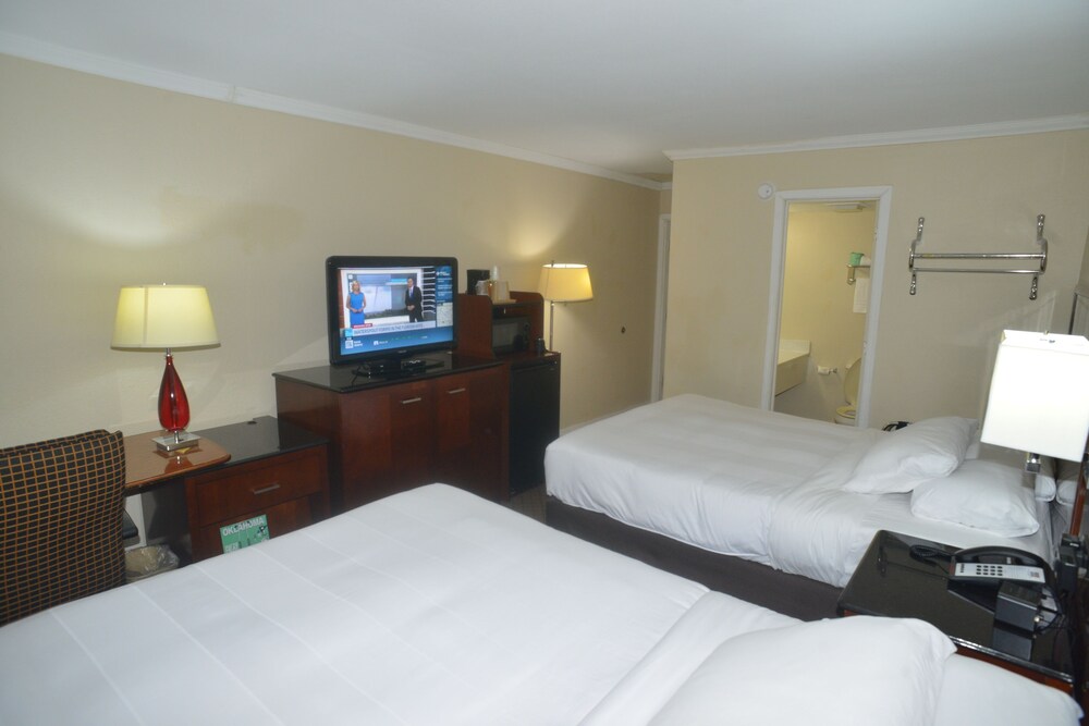 Hometown Inn & Suites