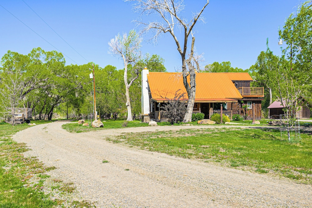 5 Mi to Navajo State Park: Riverfront Cabin!