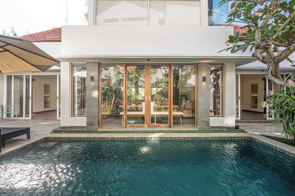 Beautiful 3BR Center Seminyak