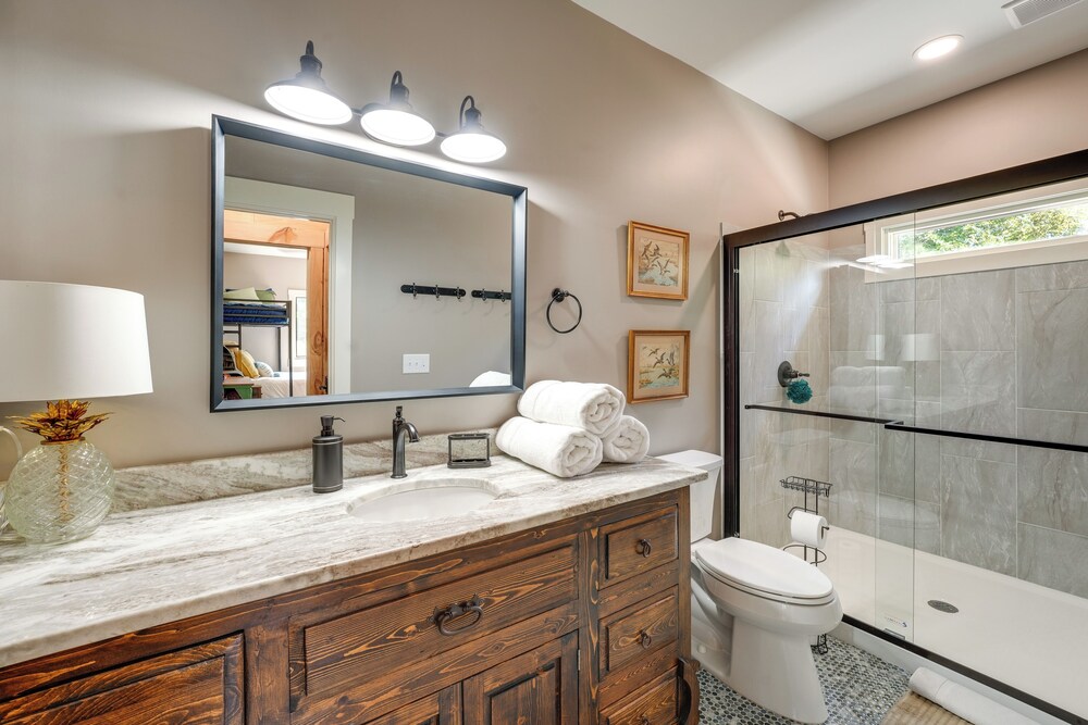 400 Acres on Lavender Mtn: Getaway w/ Hot Tub!