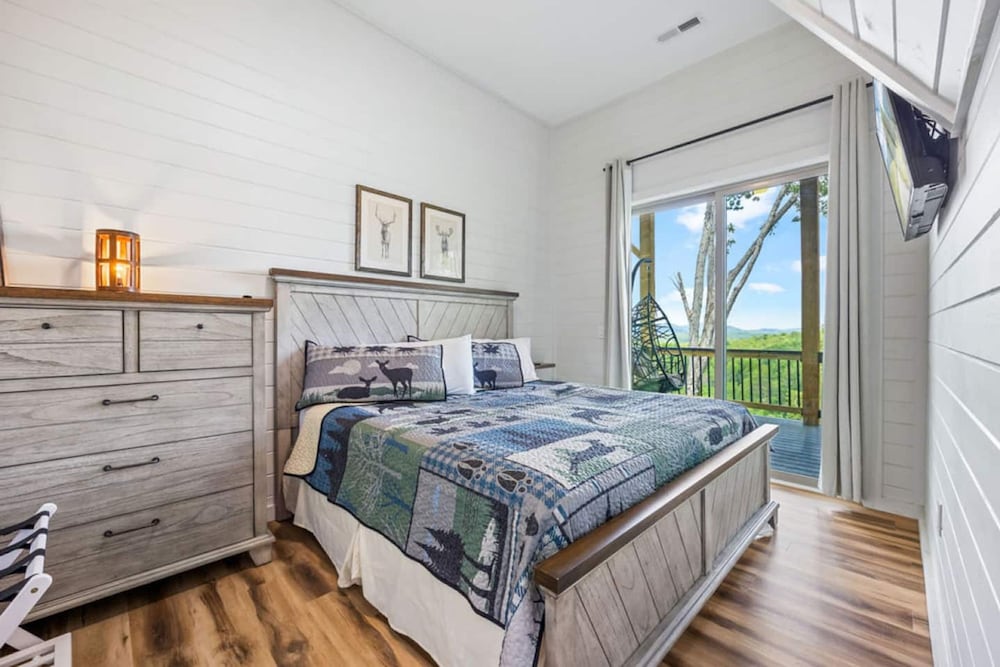 Luxury Cabin Lake Views EV Charger Game Room