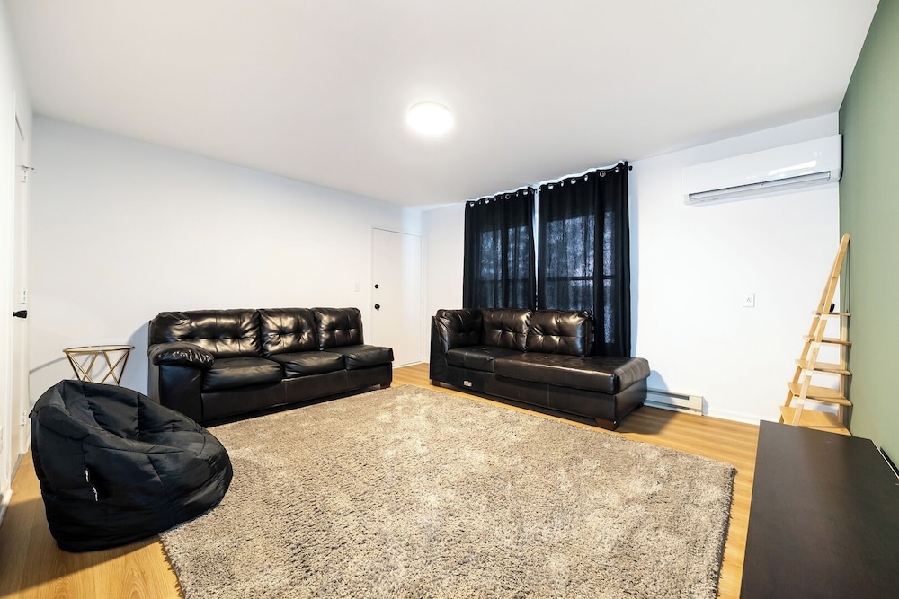 Modern 1BR Apt Near Lake & Downtown