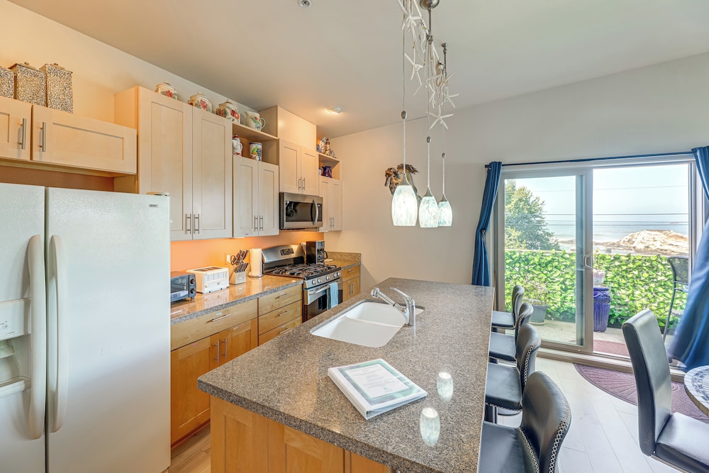Steps to Pirate Cove: Oregon Coast Condo w/ View