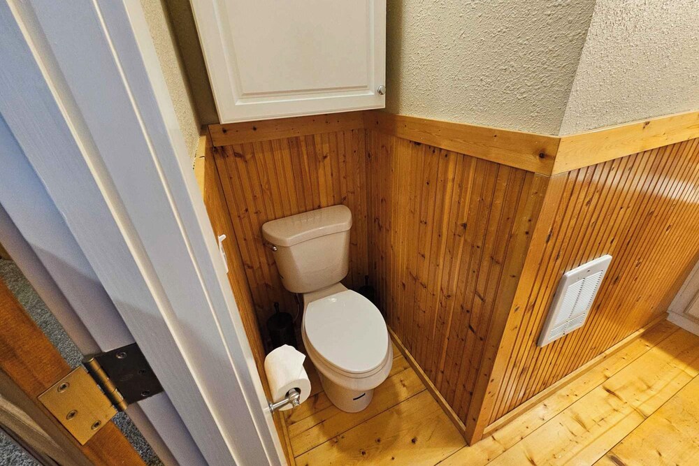 3BR House Near Skiing w/ Hot Tub