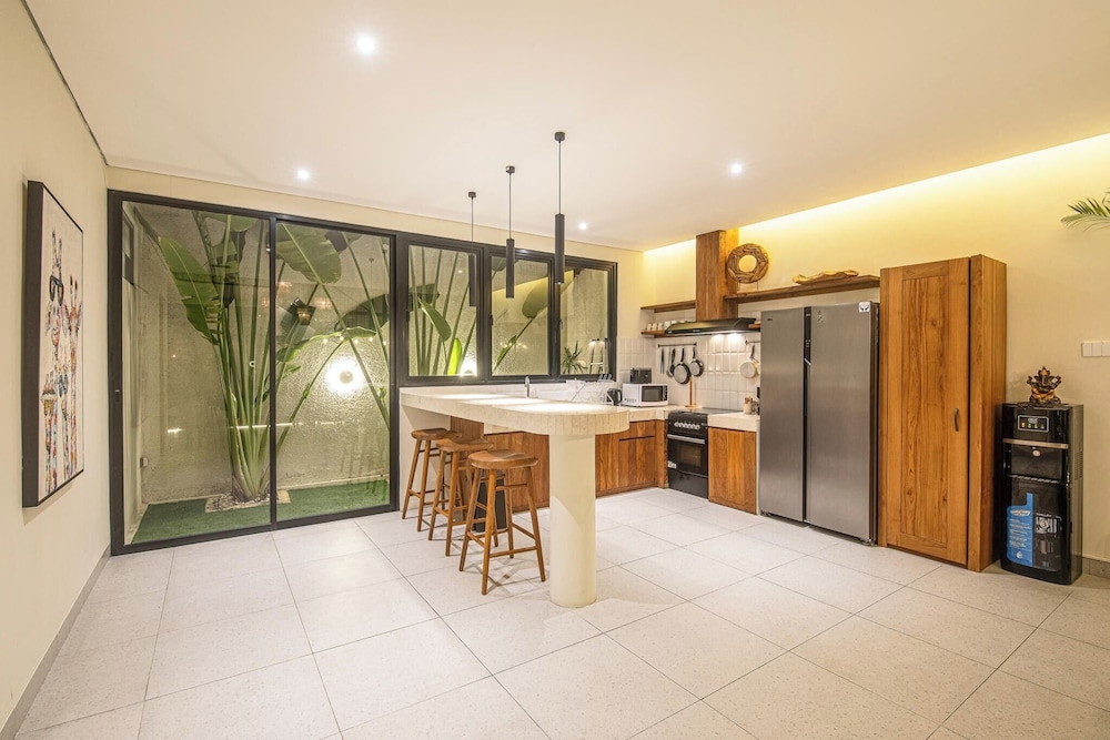 Elegant 4BR Seminyak Villa 10min From the Shore