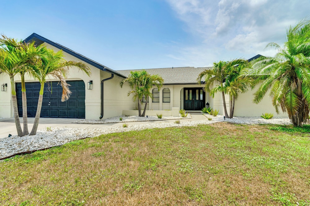 Group Getaway: Luxe Lakeside Gem in Port Charlotte