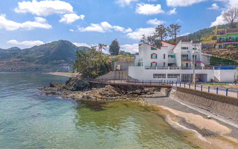 Geojedo Ocean View Dumo Mongdol Pension