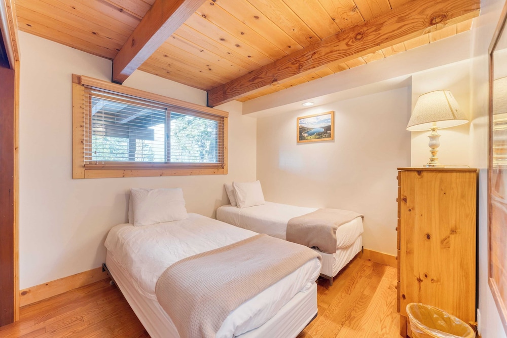 Lake + Beach Access, Pool, Tennis Walk to Chambers Tahoe Timber by Avantstay