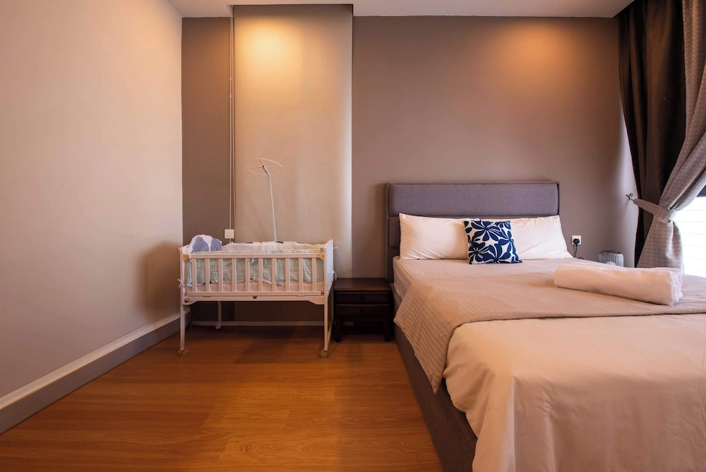 Comfy 3BR Apt in Danga Bay, Free Parking, Sea View