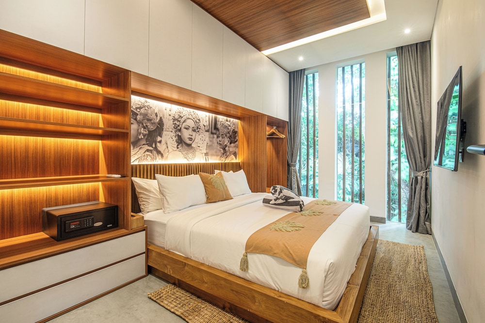 Enchanting 5BR Canggu Villa Moments to Sea