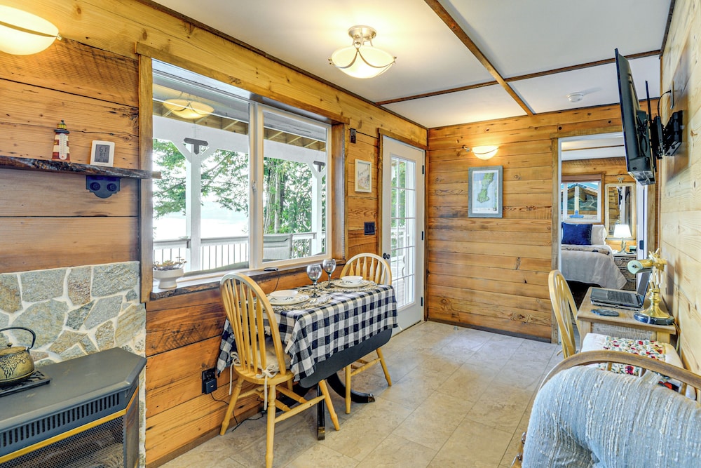 Outdoor Kitchen & Canal Views: Cabin in Quilcene!