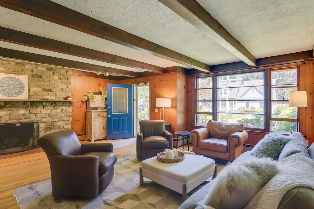 Home in Narragansett w/ Beach Access!