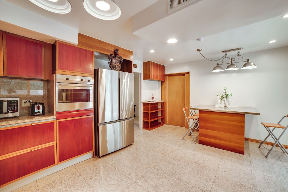 Private Pool & Patio: Luxe Encino Family Getaway