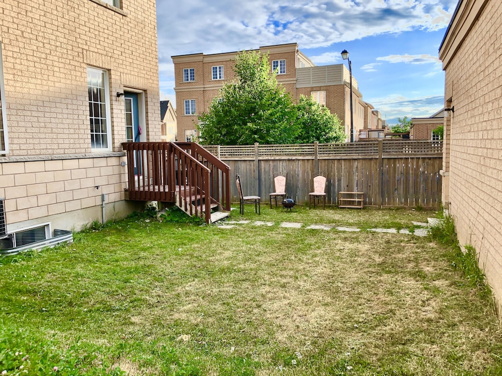 Quiet Room Around York University Subway - Image 5