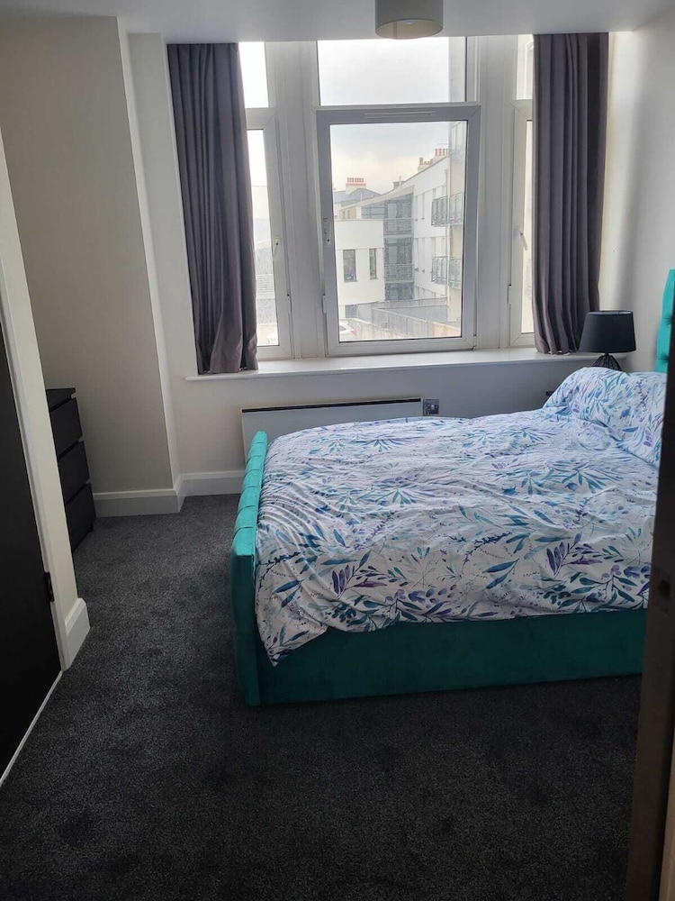 Stunning 3-bed Apartment in Heart of Cardiff Bay view 3