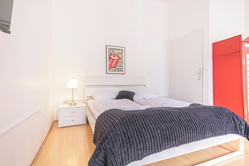 Long Stay 3BR Apartment Near Center