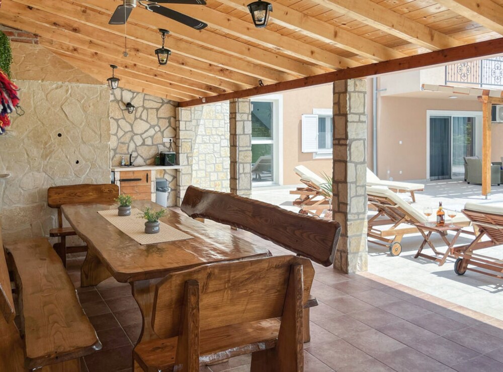 Villa Maria With Outdoor Pool