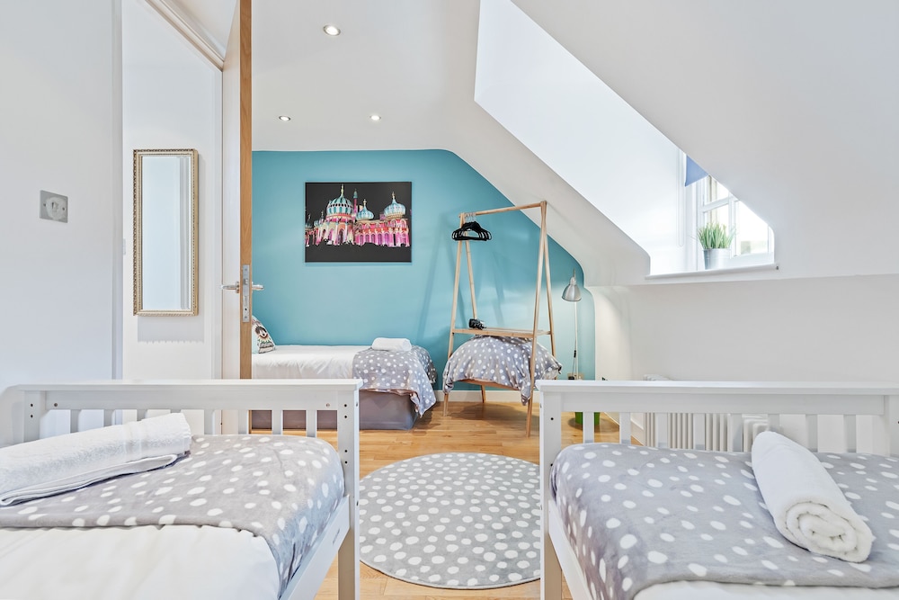 Majestic Mews Apartment with Free Parking | By My Getaways