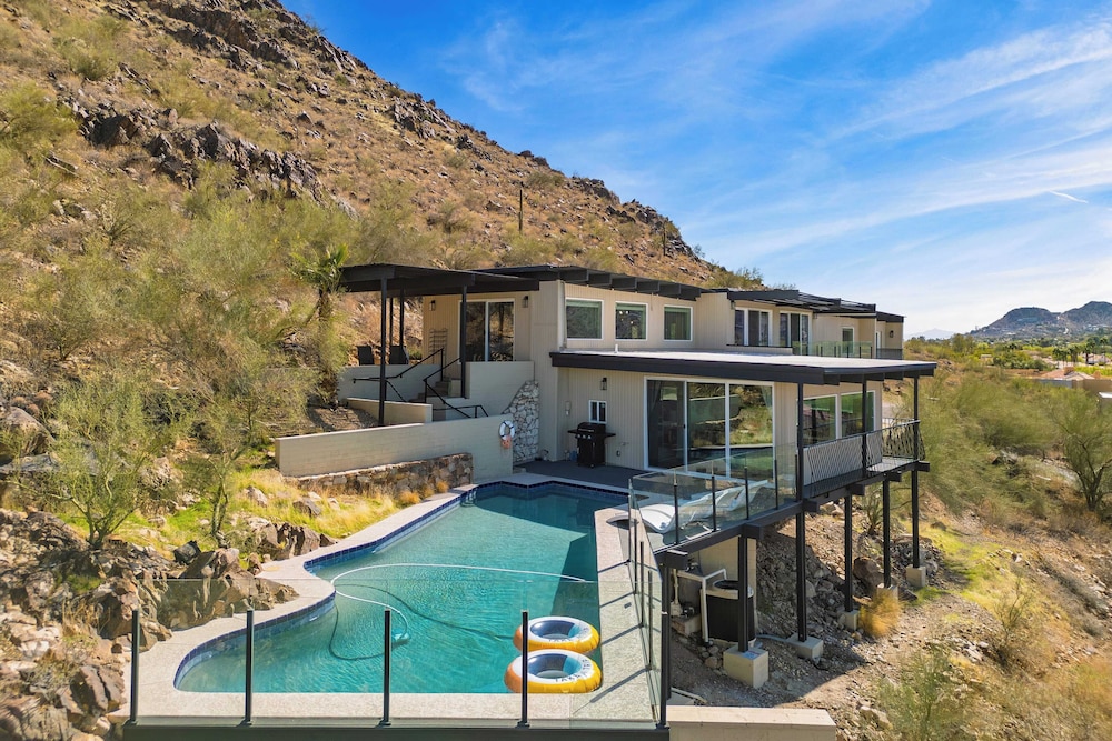Panoramic Views, Private Pool, Patio Lounge w/ Firepit Royal Palm by Avantstay