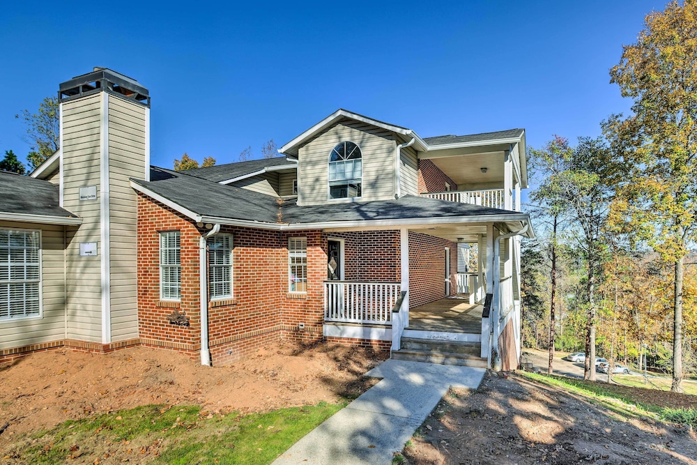 Chic Meadowbrook Condo ~ 12 Mi to Birmingham! view 3