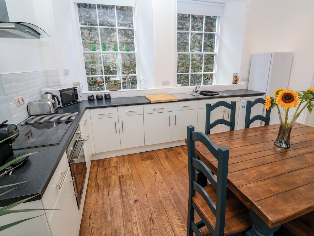 2 Regent Mews