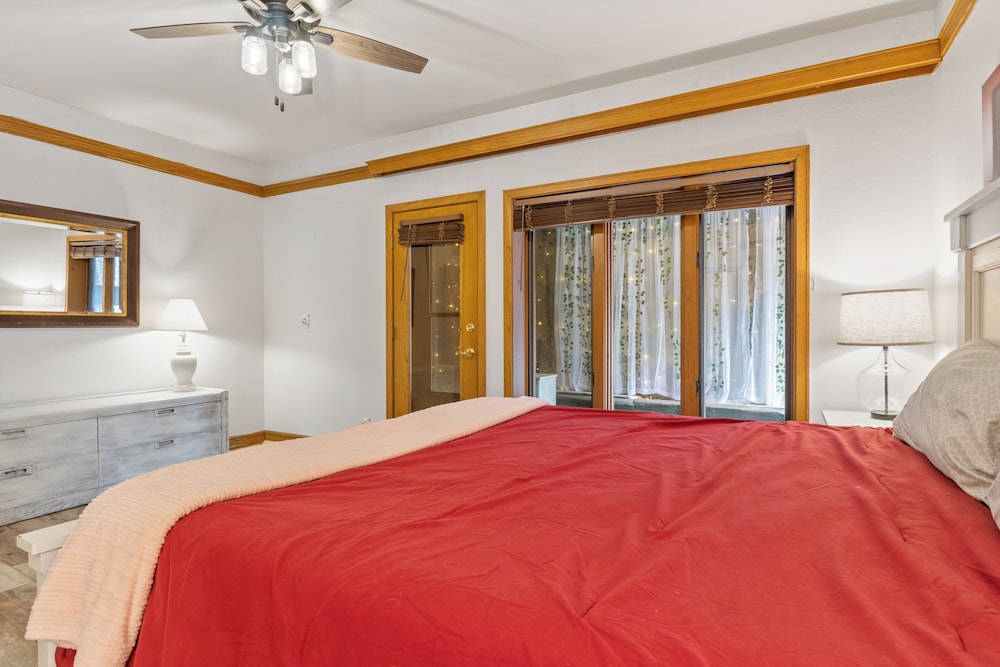 Stunning Lake Views, Pools, Wildlife, Pet-friendly