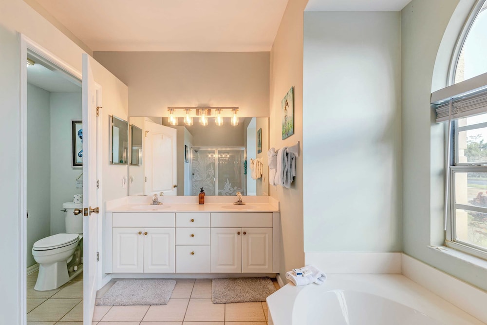 Private Pool, Pond Views, & Bonus Lounge in Gated Naples Community Drive to Dining & Sand