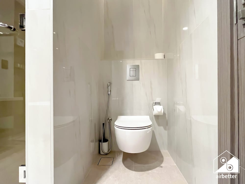Luxurious 3BR Canal View Apartment Pool + Gym
