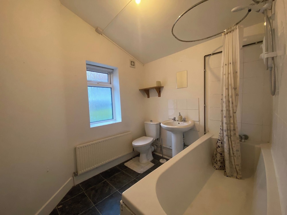 Lena St - 3 Bedroom House - Sleeps 6 - Wifi