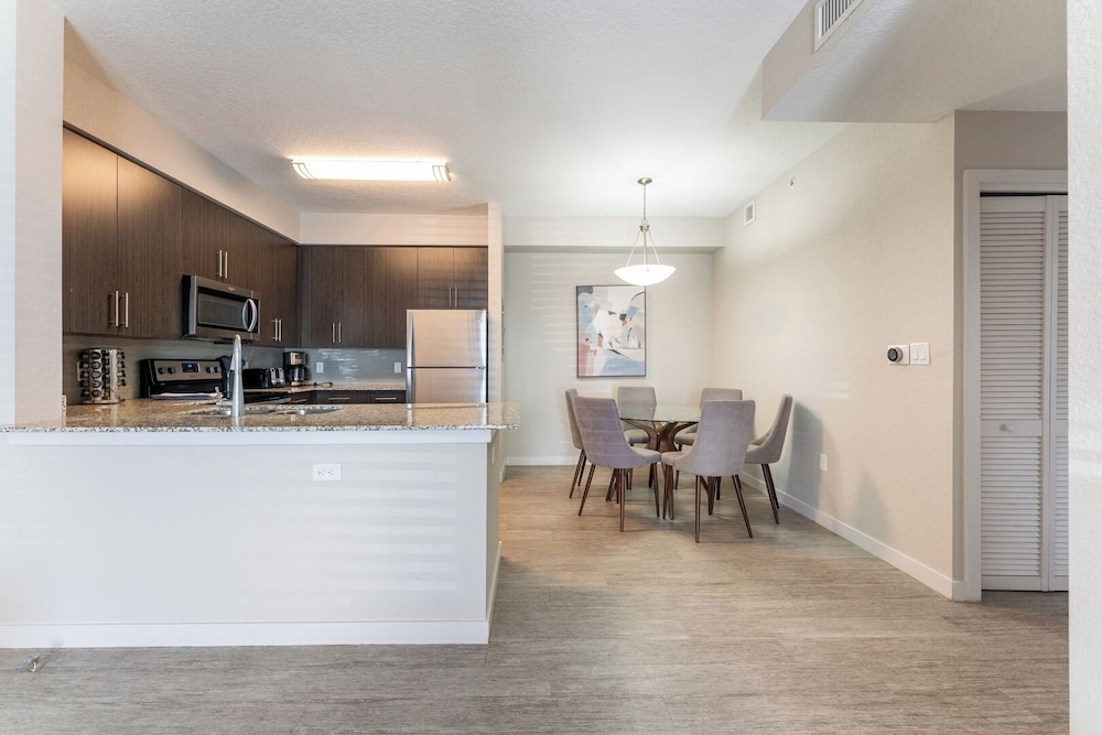 Daytona 2BR Getaway Parking Family & Pet-friendly