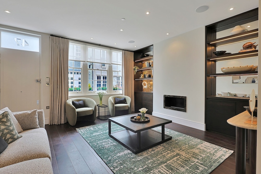 Luxe Home With Cinema Room - South Kensington