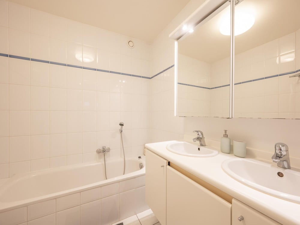 Apartment Near Albert Beach With Terrace